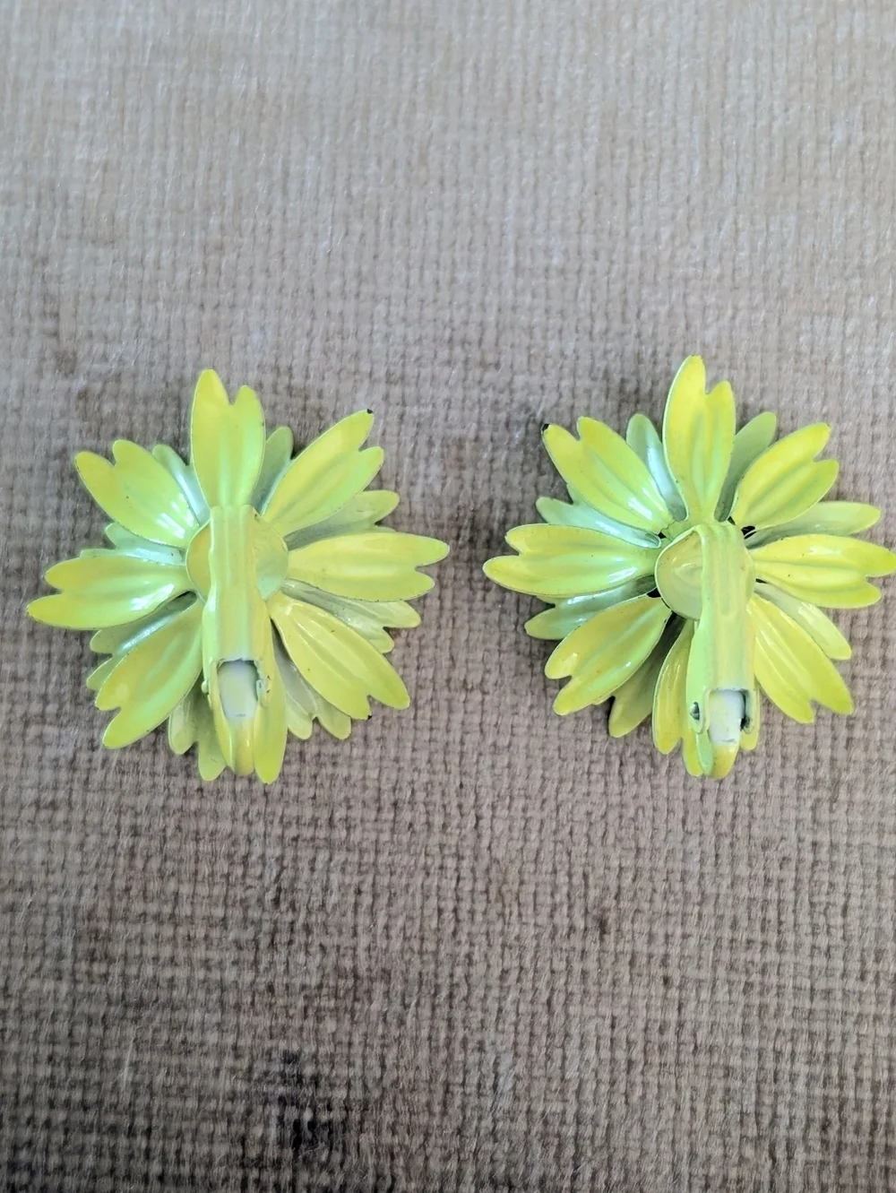 Vintage Retro Original 1960's Flower Enamel    Clip-on Earrings - Picture 3 of 6